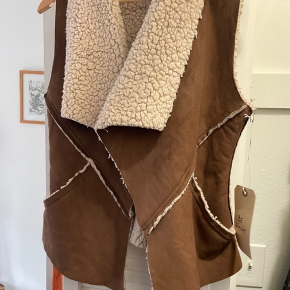 Vegan fleece-suede vest! - Picture 7 of 11